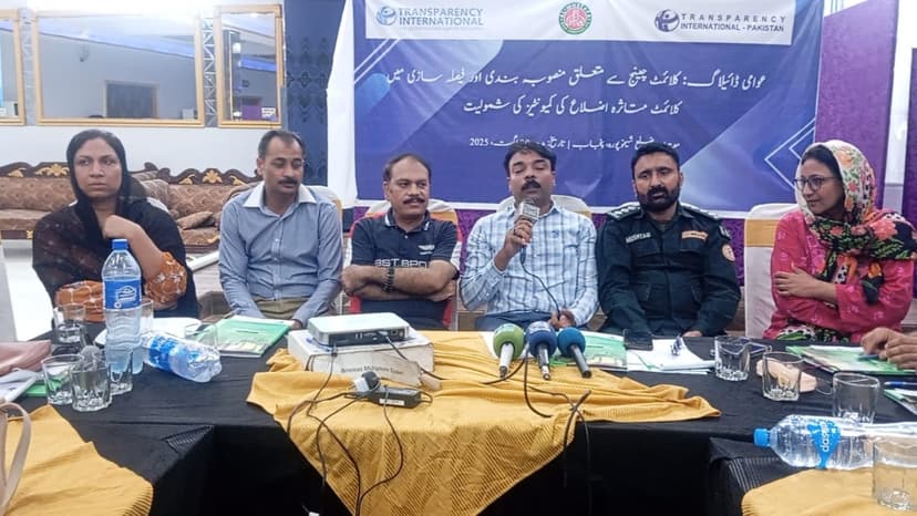 Coordinators speaking at the main dialogue table
