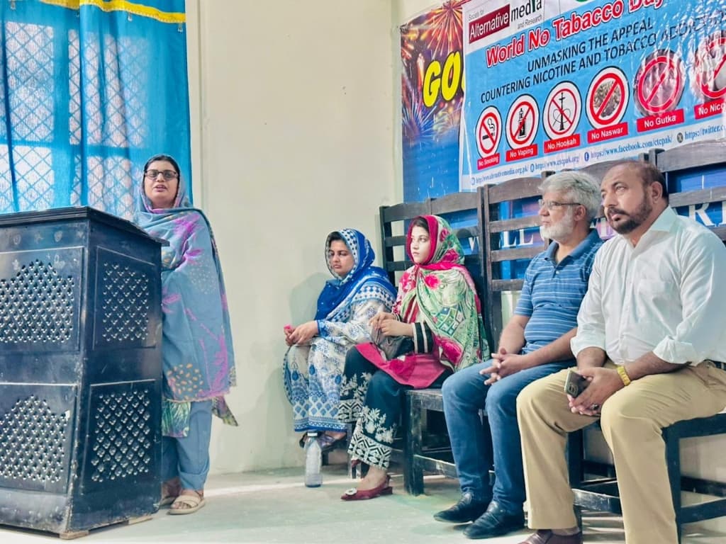 AMWS guest addressing college students